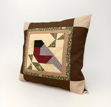 Lade das Bild in den Galerie-Viewer, Patchwork Kissenhülle, Landhausstil Kissenbezug, * Vogel *braun/rot/grau 40x40cm