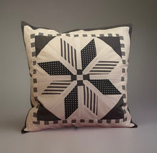 Carregar imagem no visualizador da galeria, Patchwork Kissenhülle, Landhausstil Kissenbezug, grau/weiß 40x40cm