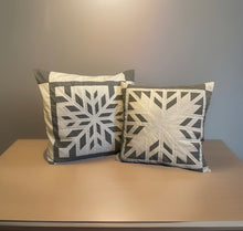 Charger l'image dans la galerie, Patchwork Kissenhülle, Landhausstil Kissenbezug, grau/weiß 40x40cm