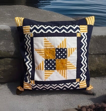 Carregar imagem no visualizador da galeria, Patchwork Kissenhülle, Landhausstil Kissenbezug, blau/weiß/gelb 40x40cm