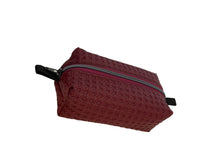 Load image into Gallery viewer, Handgefertigte Kosmetiktasche (Boxie Bag) aus optisch geflochtenem Kunstleder in Bordeauxrot