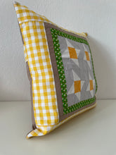 Carregar imagem no visualizador da galeria, Patchwork Kissenhülle, Landhausstil Kissenbezug, grau/gelb/grün/beige 40x40cm