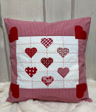 Carregar imagem no visualizador da galeria, Patchwork Kissenhülle, Landhausstil Kissenbezug, rot/weiß 40x40cm.