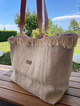 Загрузить изображение в средство просмотра галереи, Handgefertigte Strandtasche in beige, mit einem sehr schönen Innenstoff lila Augen Motiven