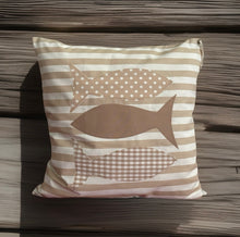 Lade das Bild in den Galerie-Viewer, Maritime Kissenhülle, Landhausstil Kissenbezug, Dekokissen *Fische* beige/weiß gestreift