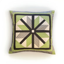 Lade das Bild in den Galerie-Viewer, Patchwork Kissenhülle, Landhausstil Kissenbezug, grau/weiß/grün 40x40cm