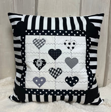 Carregar imagem no visualizador da galeria, Patchwork Kissenhülle, Landhausstil Kissenbezug, schwarz/weiß 40x40cm.