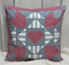 Carregar imagem no visualizador da galeria, Patchwork Kissenhülle, Landhausstil Kissenbezug, rot/grau 40x40cm.