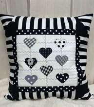 Carregar imagem no visualizador da galeria, Patchwork Kissenhülle, Landhausstil Kissenbezug, schwarz/weiß 40x40cm.