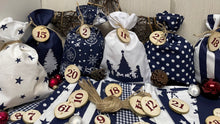 Lade das Bild in den Galerie-Viewer, Adventskalender,Landhausstil Adventskalender zum Befüllen, 24 Säckchen zum Advent , Adventskalender Zahlen aus Holz, blau /weiß