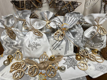 Lade das Bild in den Galerie-Viewer, Adventskalender,Landhausstil Adventskalender zum befüllen, 24 Säckchen zum Advent, Adventskalender Zahlen aus Holz, grau/weiß