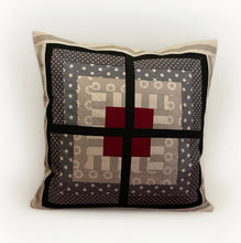 Carregar imagem no visualizador da galeria, Patchwork Kissenhülle, Landhausstil Kissenbezug, grau/ rot/ weiß 40x40cm