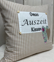 Lade das Bild in den Galerie-Viewer, Landhausstil Kissenhülle * Kissenbezug * Dekokissen „Omas Auszeit Kissen“ beige/weiß kariert