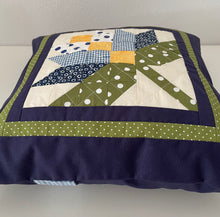 Lade das Bild in den Galerie-Viewer, Patchwork Kissenhülle, Landhausstil Kissenbezug, blau/grün/gelb 40x40cm