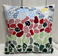 Carregar imagem no visualizador da galeria, Patchwork Kissenhülle, Seeglas Landhausstil Kissenbezug, rot/grün/weiß 40x40cm.