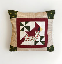 Lade das Bild in den Galerie-Viewer, Patchwork Kissenhülle, Landhausstil Kissenbezug,Vogel, beige/rot/grün/braun