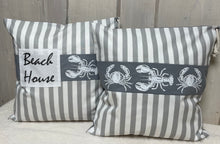 Cargar imagen en el visor de la galería, Maritime Kissenhülle, Kissenbezug, Landhausstil Kissen, Dekokissen Beach House grau/weiß