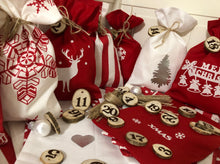 Lade das Bild in den Galerie-Viewer, Adventskalender,Landhausstil Adventskalender zum befüllen, 24 Säckchen zum Advent, Adventskalender Zahlen aus Holz, rot/weiß
