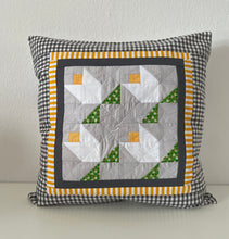 Lade das Bild in den Galerie-Viewer, Patchwork Kissenhülle, Landhausstil Kissenbezug, grau/gelb/grün/weiß 40x40cm