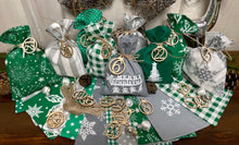 Lade das Bild in den Galerie-Viewer, Adventskalender,Landhausstil Adventskalender zum Befüllen, 24 Säckchen zum Advent , Adventskalender Zahlen aus Holz, grün/grau
