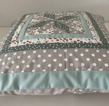 Carregar imagem no visualizador da galeria, Patchwork Kissenhülle, Landhausstil Kissenbezug, mint/beige/weiß 40x40cm.