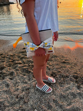 Carregar imagem no visualizador da galeria, Handgefertigte Handtasche / Clutch / Kosmetiktasche Zitronen, 27x22cm