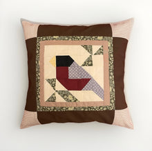 Lade das Bild in den Galerie-Viewer, Patchwork Kissenhülle, Landhausstil Kissenbezug, * Vogel *braun/rot/grau 40x40cm