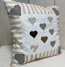 Carregar imagem no visualizador da galeria, Patchwork Kissenhülle, Landhausstil Kissenbezug, beige /weiß 40x40cm.