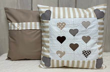 Carregar imagem no visualizador da galeria, Patchwork Kissenhülle, Landhausstil Kissenbezug, beige /weiß 40x40cm.