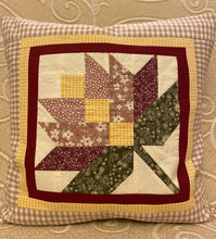 Carregar imagem no visualizador da galeria, Patchwork Kissenhülle, Landhausstil Kissenbezug, beige/creme/rot/grün