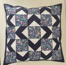 Cargar imagen en el visor de la galería, Patchwork Kissenhülle, Landhausstil Kissenbezug, blau/weiß 50x50cm.