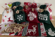 Lade das Bild in den Galerie-Viewer, Adventskalender,Landhausstil Adventskalender zum befüllen , 24 Säckchen zum Advent , Adventskalender Zahlen aus Holz, grün/rot/weiß