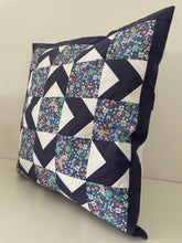 Cargar imagen en el visor de la galería, Patchwork Kissenhülle, Landhausstil Kissenbezug, blau/weiß 50x50cm.