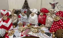 Lade das Bild in den Galerie-Viewer, Adventskalender,LandhaAdventskalender zum befüllen, 24 Säckchen zum Advent, Adventskalender Zahlen aus Holz, beige/grau/rot