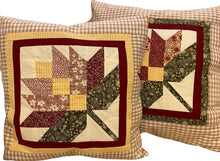 Carregar imagem no visualizador da galeria, Patchwork Kissenhülle, Landhausstil Kissenbezug, beige/creme/rot/grün