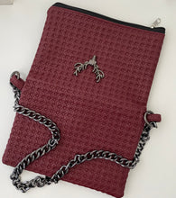 Charger l'image dans la galerie, Handgefertigte Umhängetasche, Handtasche in Bordeauxrote Kunstleder