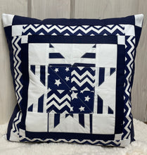 Load image into Gallery viewer, Patchwork cushion cover, country house style cushion cover, blue/white 40x40cm.