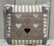 Carregar imagem no visualizador da galeria, Patchwork Kissenhülle, Landhausstil Kissenbezug, beige /weiß 40x40cm.