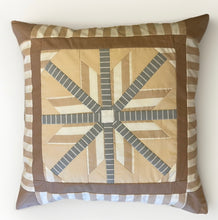 Lade das Bild in den Galerie-Viewer, Patchwork Kissenhülle, Landhausstil Kissenbezug, beige/weiß/grau 40x40cm