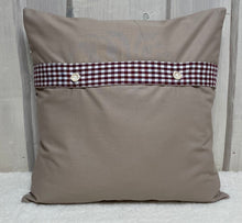 Carregar imagem no visualizador da galeria, Patchwork Kissenhülle, Landhausstil Kissenbezug, dunkelrot /beige /weiß 40x40cm.