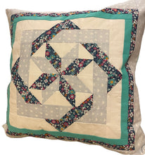 Carregar imagem no visualizador da galeria, Patchwork Kissenhülle, Landhausstil Kissenbezug, türkis/weiß/blau 50x50cm