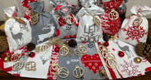 Lade das Bild in den Galerie-Viewer, Adventskalender,Landhausstil Adventskalender zum befüllen , 24 Säckchen zum Advent , Adventskalender Zahlen aus Holz, grau /rot