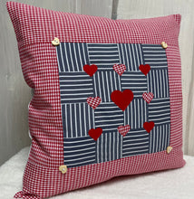 Load image into Gallery viewer, Patchwork Kissenhülle, Landhausstil Kissenbezug, rot/blaugrau 40x40cm