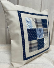 Load image into Gallery viewer, Patchwork Kissenhülle, Landhausstil Kissenbezug, blau / creme 40x40cm.