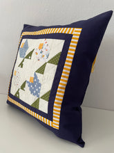 Lade das Bild in den Galerie-Viewer, Patchwork Kissenhülle, Landhausstil Kissenbezug, blau/grün/gelb 40x40cm