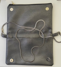 Carregar imagem no visualizador da galeria, Handgefertigte Umhängetasche, Handtasche in Silber Kunstleder