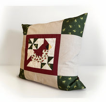 Lade das Bild in den Galerie-Viewer, Patchwork Kissenhülle, Landhausstil Kissenbezug,Vogel, beige/rot/grün/braun