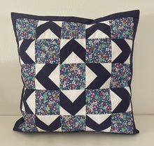 Cargar imagen en el visor de la galería, Patchwork Kissenhülle, Landhausstil Kissenbezug, blau/weiß 50x50cm.