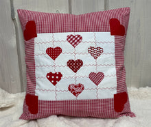 Carregar imagem no visualizador da galeria, Patchwork Kissenhülle, Landhausstil Kissenbezug, rot/weiß 40x40cm.