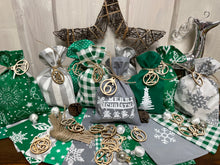 Lade das Bild in den Galerie-Viewer, Adventskalender,Landhausstil Adventskalender zum Befüllen, 24 Säckchen zum Advent , Adventskalender Zahlen aus Holz, grün/grau